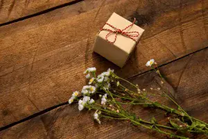 Person holding a gift card, demonstrating smart usage tips